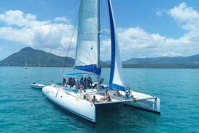Full Day Catamaran Cruise on shared basis to Bénitiers Island - Crew service and the feel of the day