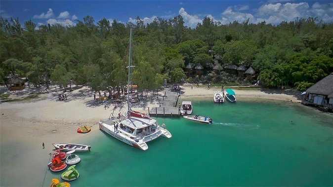 Full-Day Catamaran Cruise to Île aux Cerfs with BBQ Lunch - Watching for dolphins on the open water