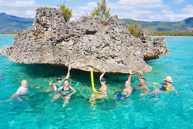 Full Day Private Catamaran Cruise to Bénitiers Island - What the crew and boat service add