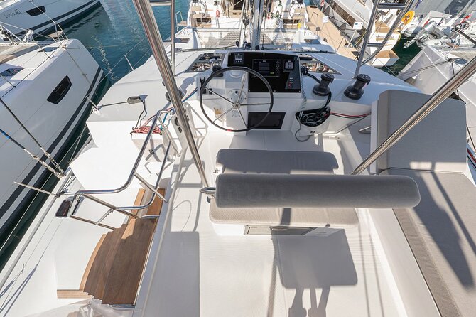 Full-Day Private Tour in Santorini by Luxury Catamaran - Akrotiri lighthouse and Black Mountain by boat