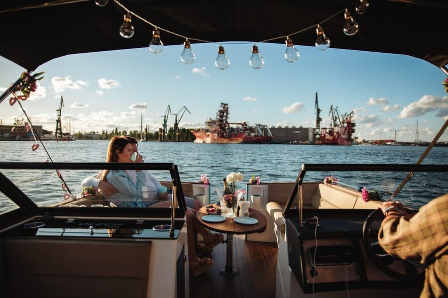 Gdańsk : Catamaran River Cruise - Granary Island and the first Old Town views