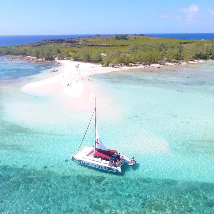 Grand Baie: Catamaran 3 Islands Cruise & Lunch on the Island - Coin de Mire is a scenic pass, not a landing