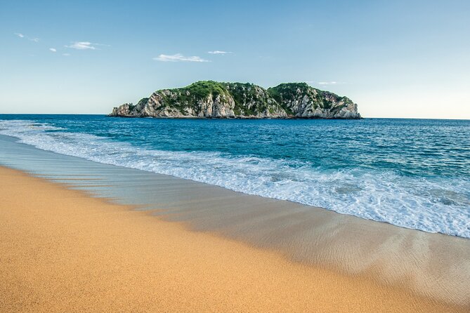Guided Tours of the 7 Bays of Huatulco Oaxaca in Catamaran - Chachacual: the first long swim stop