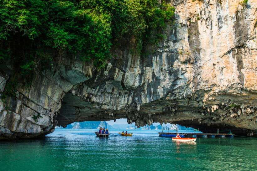 Hanoi/Ha Long: Ha Long Bay Luxury Day Cruise by Catamaran - Group size and guide support