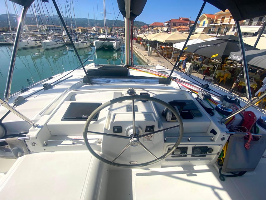 Heraklion: Catamaran Sailing to Dia island - Lunch, snacks, and drinks on board