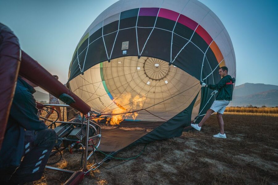 Heraklion: Sunrise Balloon Flight & Sunset Catamaran Cruise - Sunrise preparations at the Lassithi Plateau