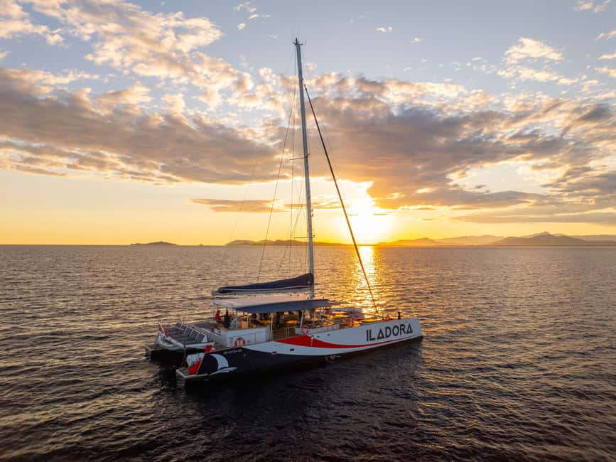 Hyères : Sunset Catamaran Cruise to Giens Peninsula - Sailing toward La Badine Beach at golden hour