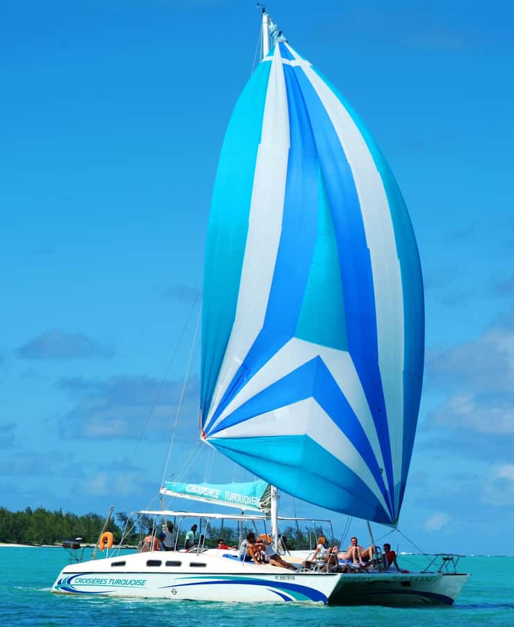 Ile aux Cerfs: The very best day by catamaran. - Lunch, wine, and the long ride toward Ile aux Cerfs