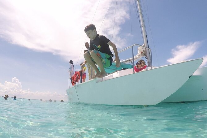 Isla Mujeres Catamaran Tour from Cancun with Snorkel and Open Bar - The return sail and party mood