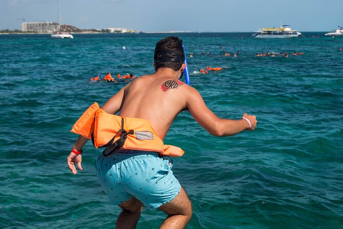 Isla Mujeres Catamaran tour with Open Bar, Lunch and Snorkeling - Guide service and communication