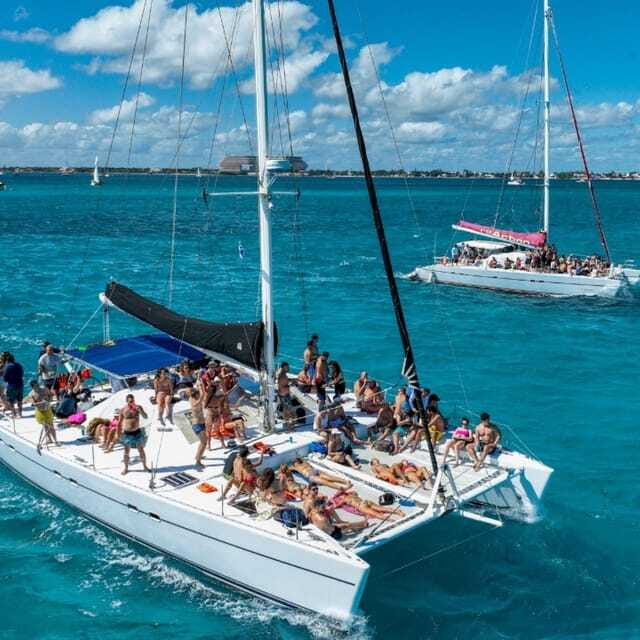 Isla Mujeres: Deluxe Catamaran Tour - Playa Norte and the Beach Club Stop