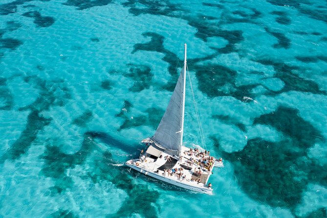 Isla Mujeres Plus by Albatros Catamarans - The onboard drinks and crew service