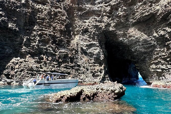 Kauai: Na Pali Coast Power Catamaran - Sea caves and waterfalls when conditions allow