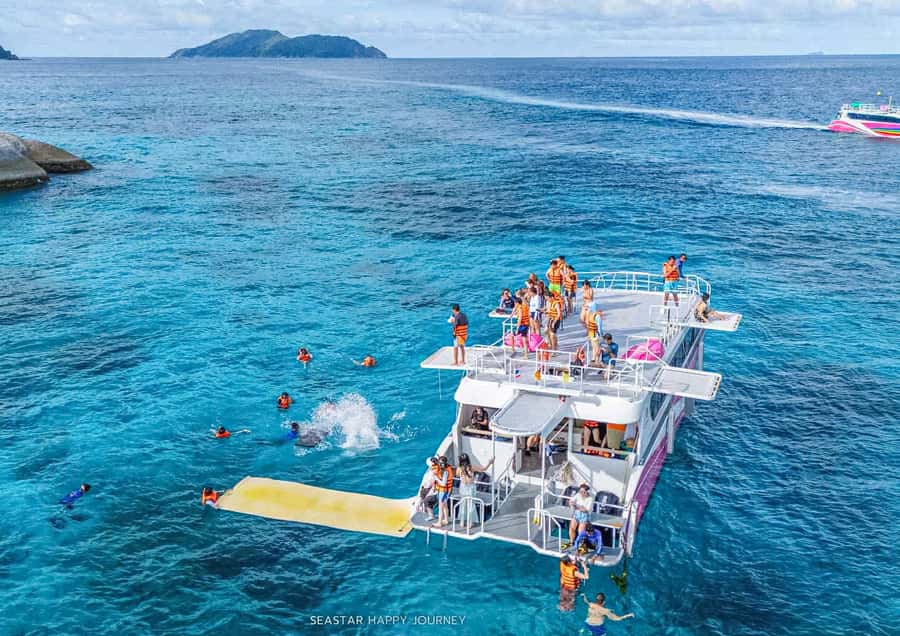 Khao Lak : Similan Islands Speed Catamaran Premium Morning - Koh 5 starts the underwater part