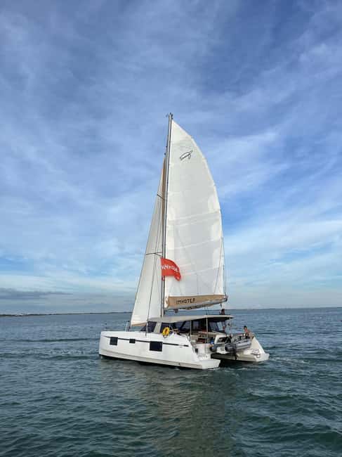 La Flotte en Ré - 5H30 Sailing Catamaran Long Cruise - A five-and-a-half-hour route chosen by tide and weather