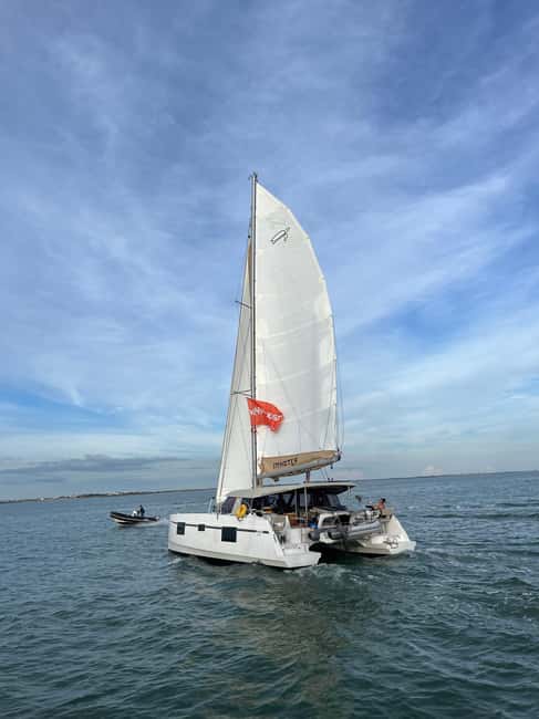 La Flotte, Ile de Ré: Sailing Catamaran Cruise - Seeing Saint-Martin-de-Ré from the water