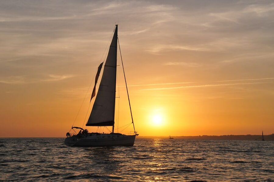 Lisbon 2H Private Tour by SAILBOAT / SAIL or POWER CATAMARAN - Practical advice for a smoother outing