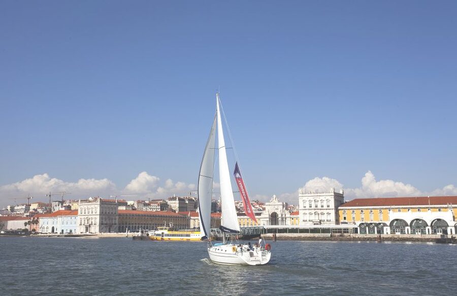 Lisbon 2H Private Tour by SAILBOAT / SAIL or POWER CATAMARAN - Praça do Comércio and Lisbon’s lower city