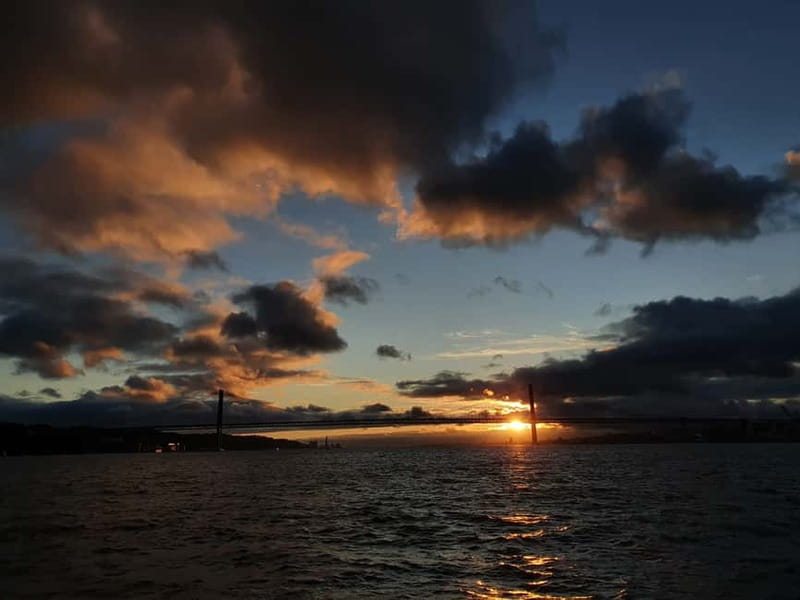 Lisbon: Catamaran Cruise with Drinks & Pastel de Nata - Portuguese wine, pastel de nata, and what is included