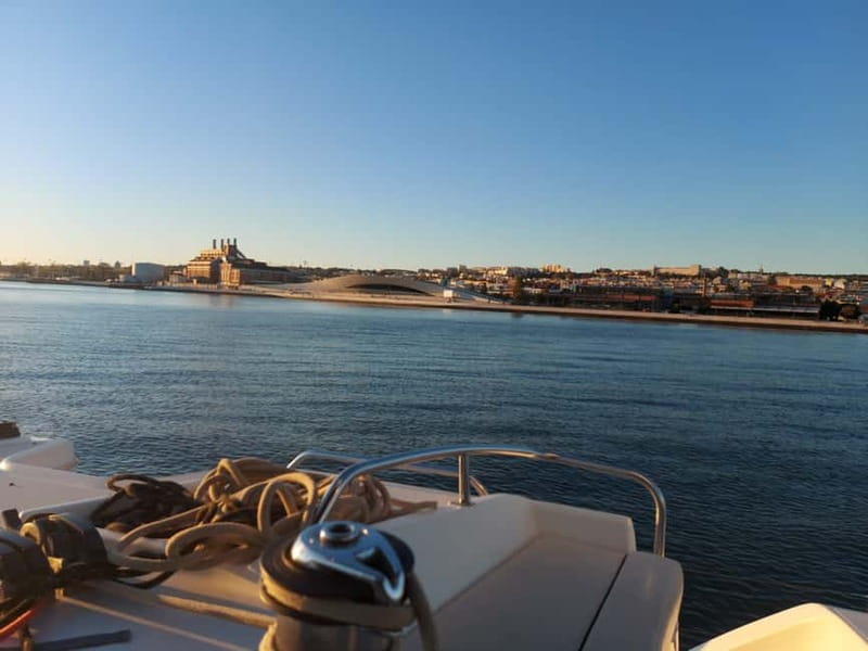 Lisbon: Catamaran Cruise with Drinks & Pastel de Nata - A calm introduction to Lisbon from the Tagus