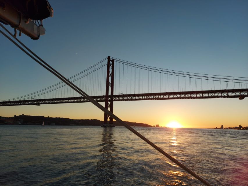 Lisbon: Catamaran Cruise with Drinks & Pastel de Nata - Almada and Christ the King across the river