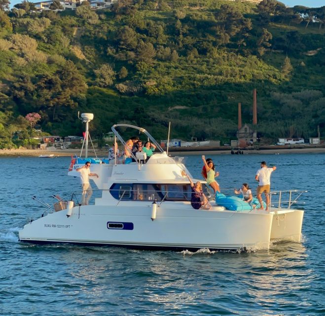 Lisbon: Private Luxury Catamaran Tour with Welcome Drink - Starting at Belém beside the Discoveries Monument