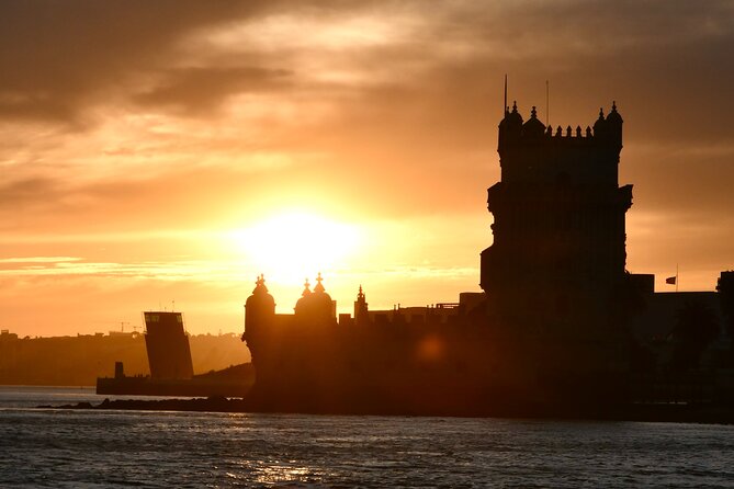 Lisbon: Sunset Catamaran Boat Tour with Music and Drinks - Why Lisbon is better from the Tagus at sunset