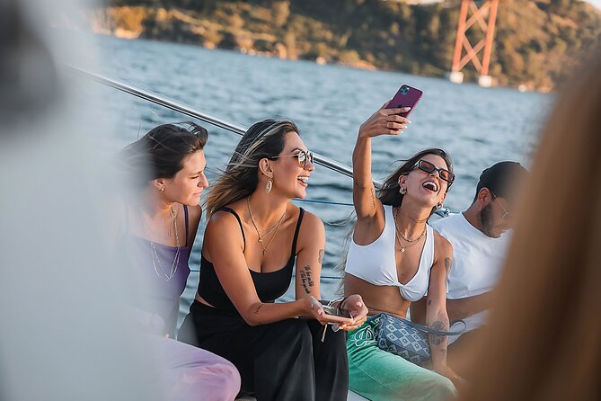 Lisbon: Sunset Catamaran Boat Tour with Music and Drinks - Cristo Rei and the 25th of April Bridge