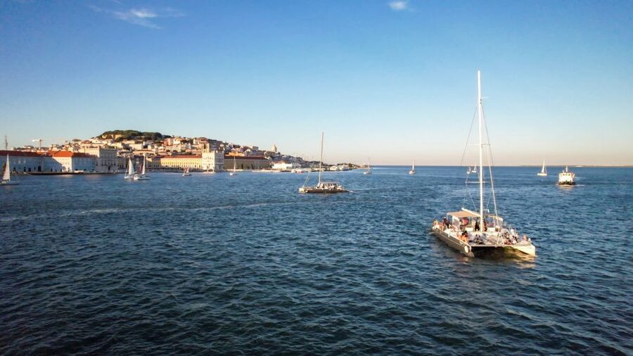 Lisbon: Sunset Catamaran Boat Tour with Music and Drinks - What the 90 minutes feel like on board
