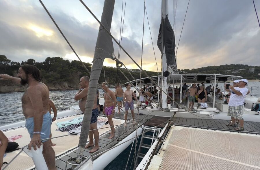 Lloret de Mar: Sunset Catamaran Cruise with DJ and Drinks - Drinks, DJ music, and the mood aboard