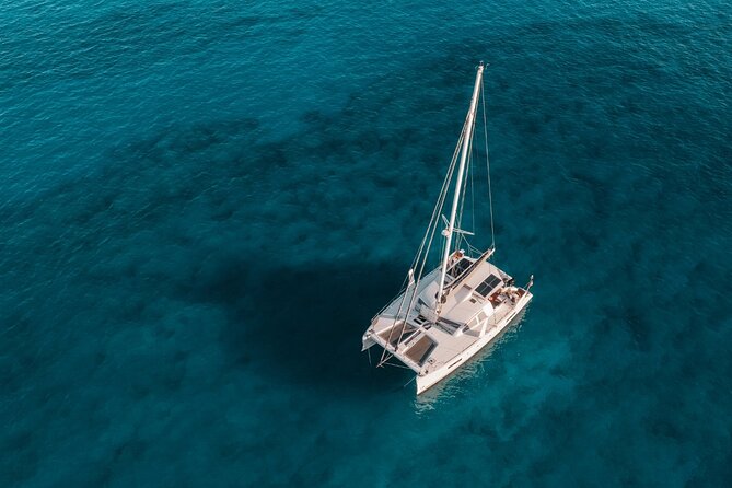 Luxury Catamaran Cruise, Dia Island –Open Bar & Lunch -Top Rated! - The catamaran atmosphere and crew