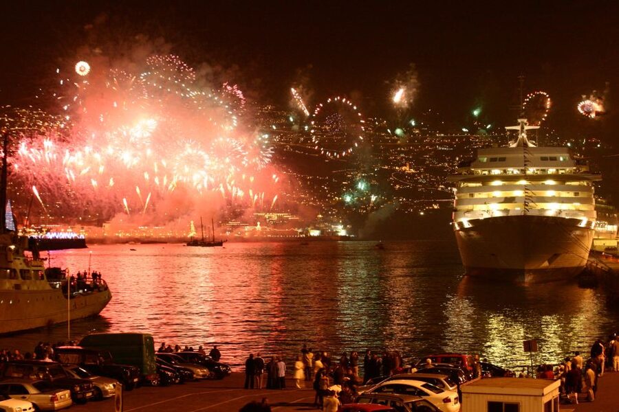 Madeira: New Year's Eve Fireworks by Catamaran - What happens during the 1.5-hour cruise