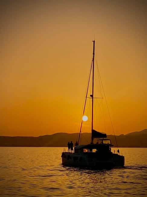 Majorca: Dinner aboard a private catamaran with snorkeling and paddle surfing - Why this Palma boat trip works for a private group