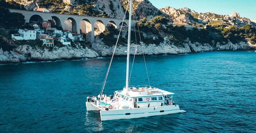 Marseille: Frioul Archipelago Catamaran Cruise with Lunch - The first hour across the Bay of Marseille