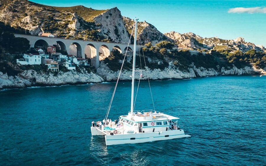 Marseille: Frioul Archipelago Catamaran Cruise with Lunch - Reaching the coves of the Frioul Archipelago