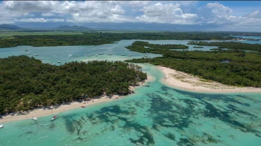 Mauritius: Ile Aux Cerfs catamaran cruise Lunch with BBQ - Swimming and snorkeling before lunch