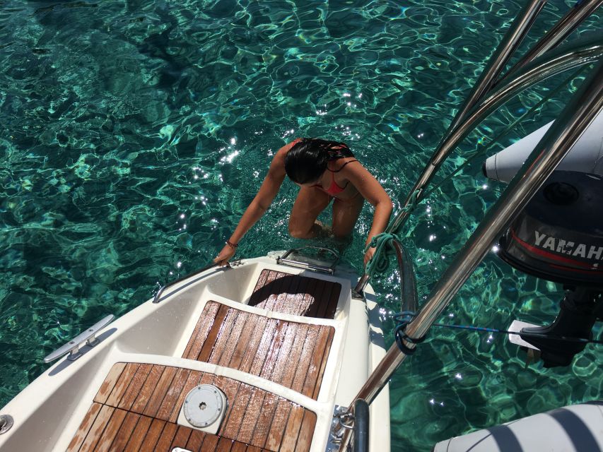 Milos: Half-Day Morning Catamaran Cruise to Kleftiko - What the catamaran experience feels like