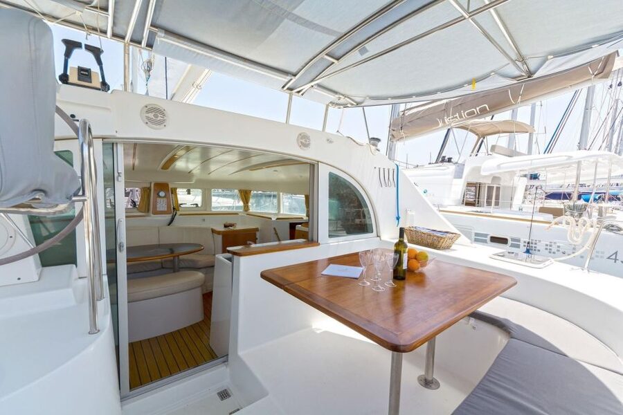 Mykonos: Catamaran Cruise With Meal and Drinks - Food, drinks, and the social atmosphere