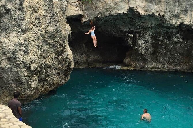Negril Catamaran Morning Sail with Snorkeling & Pirate’s Cave - Visiting Pirate’s Cave for photos and sun