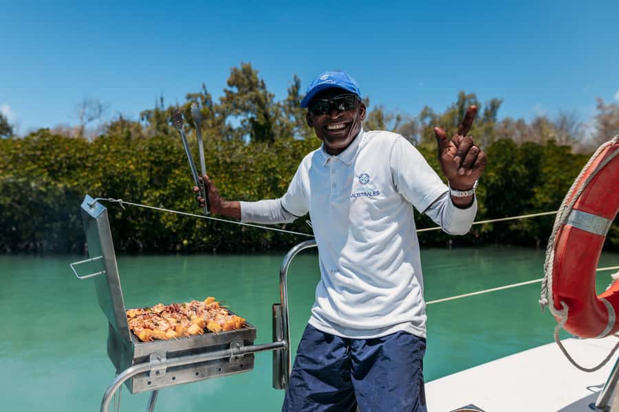 North East of Mauritius: Catamaran Cruise w/ BBQ Lunch - Cruising toward L’Ile d’Ambre
