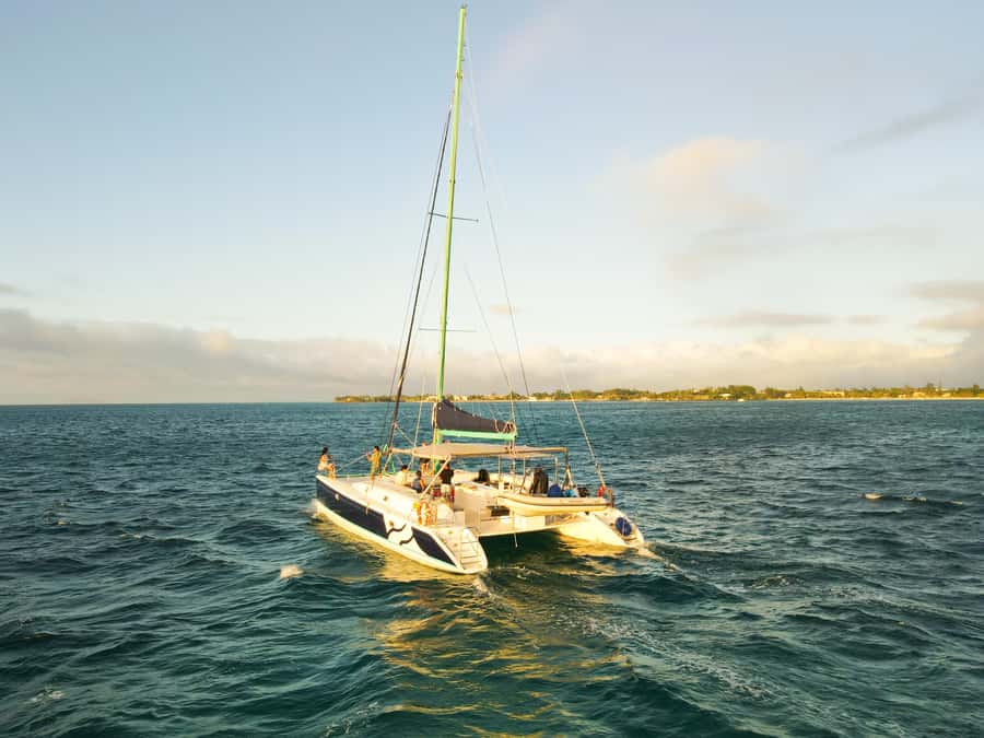 North of Mauritius: Sunset Catamaran Cruise, Drinks & Snacks - What the large catamaran adds