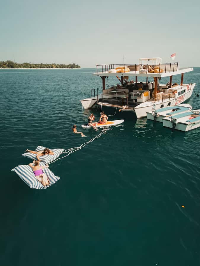 Nusa Lembongan: 4-in-1 Half-Day Catamaran Snorkeling Cruise - Food onboard, from morning buffet to sunset dinner