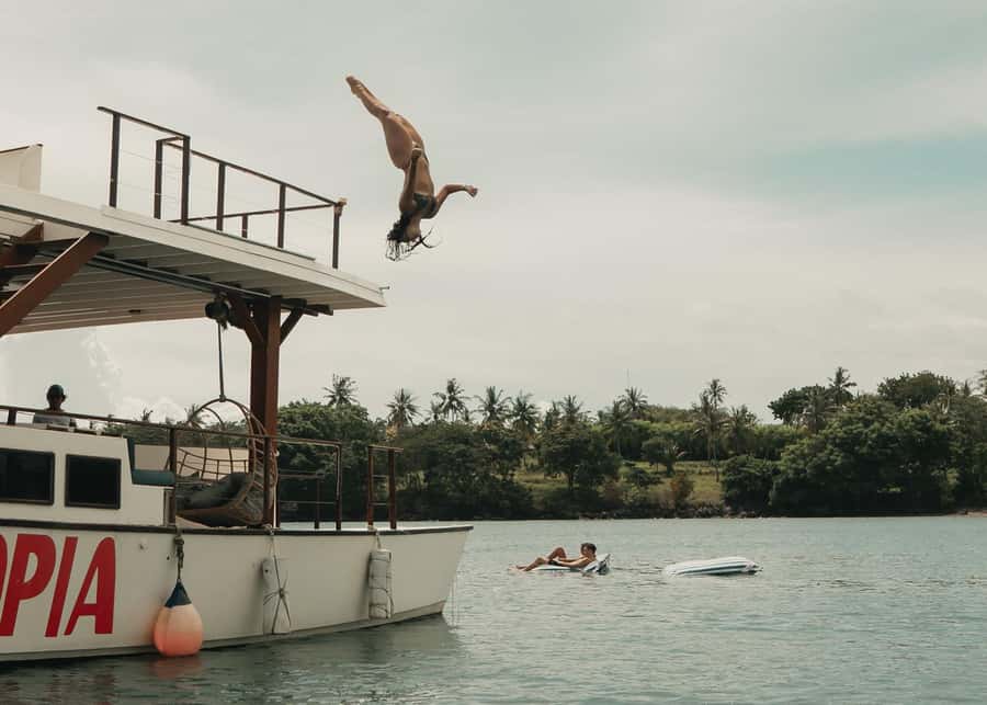 Nusa Lembongan: 4-in-1 Half-Day Catamaran Snorkeling Cruise - The floating beach club stop