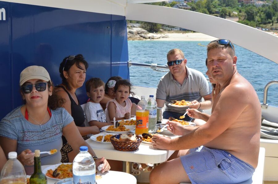 O Grove: Ría de Arousa Catamaran Tour with Seafood Lunch - Learning about Galicia’s bivalves