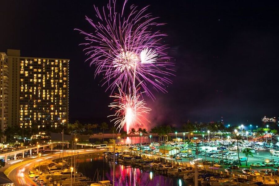 Oahu: Waikiki Friday Night Fireworks Catamaran (Wahine Koa) - Choosing between the 55-foot sailboat and 65-foot power catamaran