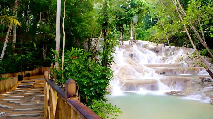 Ocho Rios Catamaran: Dunn's River, Snorkeling & Open Bar - Setting out from Mahogany Beach in Ocho Rios
