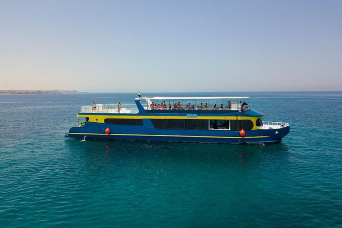 Paradise Catamaran Conquest 2 Hours Semi Submarine & snorkeling - Hurghada - Crew, guides, and the human side of the trip