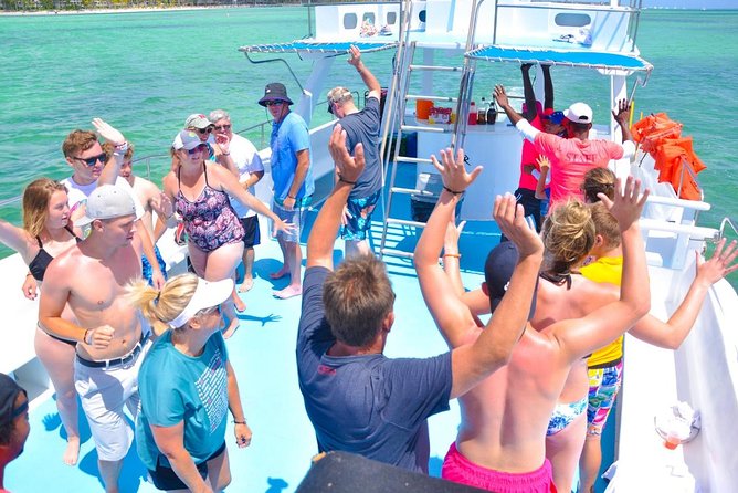 Party boat in Catamaran with Open Bar adults only - Hotel pickup is useful, but check the details