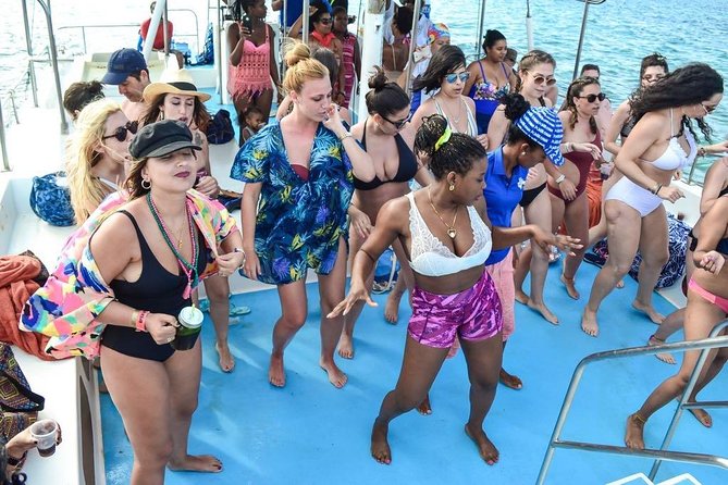 Party boat in Catamaran with Open Bar Only Adults + Snorkeling - Leaving Punta Cana for the Bavaro coast