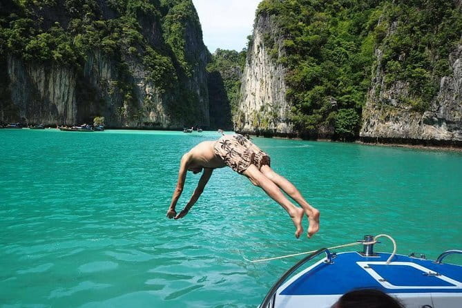 Phi Phi Maya and Maithon by Indigo Luxury Catamaran in Phuket - Thai lunch on a moving island base